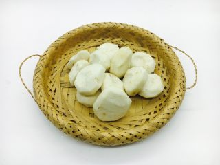 7、厨房挑战 素菜 清炒荸荠,将荸荠的皮削去。