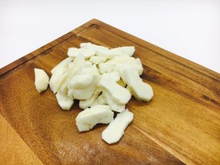 8、厨房挑战 素菜 清炒荸荠,将荸荠切成片。