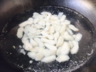 9、厨房挑战 素菜 清炒荸荠,水里放少许盐和几滴油,水开后放入荸荠焯水,水再开后捞出荸荠,然后过凉水,沥干水分备用。