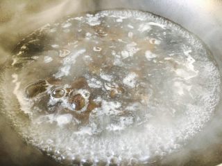 11、厨房挑战 素菜 清炒荸荠,木耳焯水,焯水后过凉水,沥干水分备用。