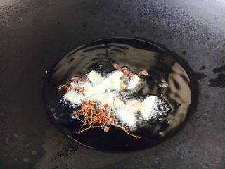 12、厨房挑战 素菜 清炒荸荠,先把花椒和姜片炸香,然后捞出不用,留油备用。