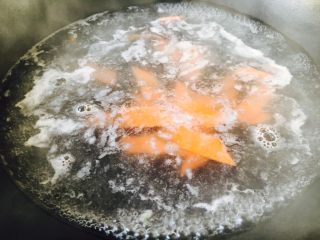 10、厨房挑战 素菜 清炒荸荠,胡萝卜焯水,焯水后过凉水,沥干水分备用。