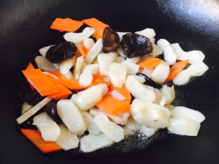 13、厨房挑战 素菜 清炒荸荠,当油温7或者8成热时放入荸荠、木耳、胡萝卜,迅速翻炒。