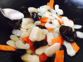 15、厨房挑战 素菜 清炒荸荠,放入适量的盐。