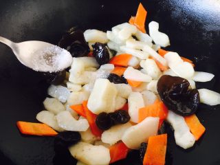 16、厨房挑战 素菜 清炒荸荠,放入少许的白糖提鲜。