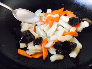 17、厨房挑战 素菜 清炒荸荠,放入1勺水淀粉勾明芡。