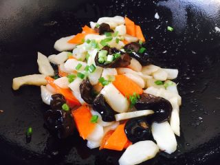 18、厨房挑战 素菜 清炒荸荠,撒上少许的小香葱花即可。