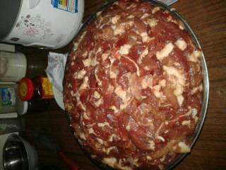 1、四川香肠,肥瘦肉切片再切小条