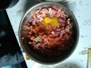 2、四川香肠,花椒粉，辣椒粉，油，盐，鸡蛋，十三香腌制一天