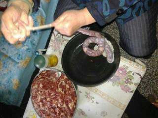 4、四川香肠,开始罐香肠