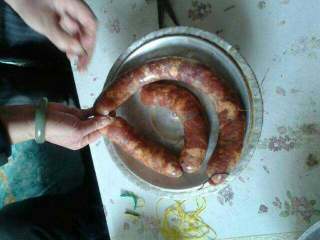 6、四川香肠,用绳子绑一节节的，扎掉气。