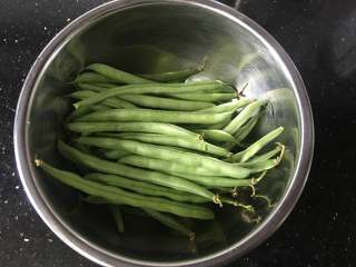 1、干煸芸豆,准备适量的芸豆
