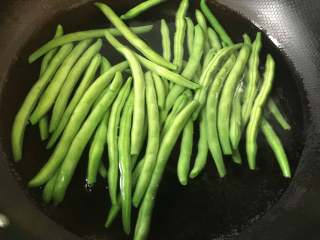 3、干煸芸豆,芸豆焯水7成熟捞出