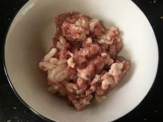 5、干煸芸豆,准备适量的肉末