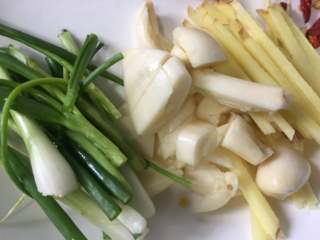 8、干煸芸豆,准备葱姜蒜适量