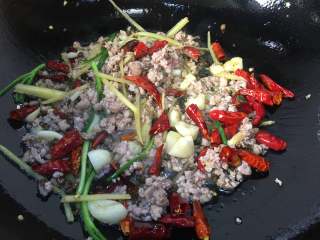 12、干煸芸豆,然后加入肉末大火翻炒片刻，加入适量的料酒去腥