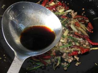 13、干煸芸豆,然后加入一勺生抽翻炒片刻