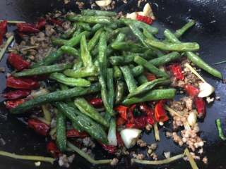 14、干煸芸豆,加入芸豆，然后大火翻炒