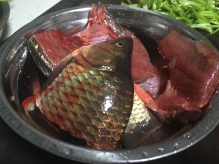 1、青椒焖草鱼,鱼对半切大块