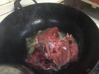 2、青椒焖草鱼,锅内加油。烧红后，放盐适量，放入姜片。把鱼放热油中煎。记得保持鱼皮向下入锅噢！