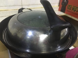 5、青椒焖草鱼,加水，直接上锅盖。焖鱼。这时候需要耐心等待。大火焖。焖4-5分钟