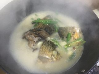 6、青椒焖草鱼,鱼汤发白。就可以开盖了。这个时候可以尝一下咸淡。谈了就再加点盐。不淡味道刚好的话，就加半小勺鸡精。再次提味。