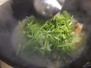 7、青椒焖草鱼,继续让汤多煮一小会儿。再加入芹菜。微微煮一煮，准备出锅