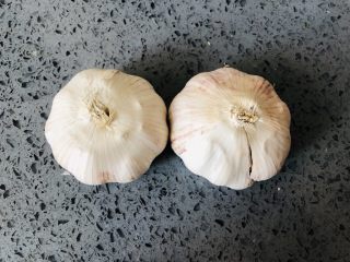 1、金针菇这样做，比肉还好吃，零失败的蒜蓉金针菇,蒜两头，剥开去皮。蒜可以多放点，超好吃。