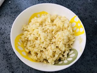 2、金针菇这样做，比肉还好吃，零失败的蒜蓉金针菇,蒜瓣剁碎成蒜沫，放碗中待用。葱花也提前切好。