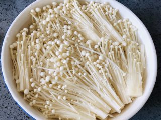 3、金针菇这样做，比肉还好吃，零失败的蒜蓉金针菇,金针菇切掉根部，洗干净掰开。