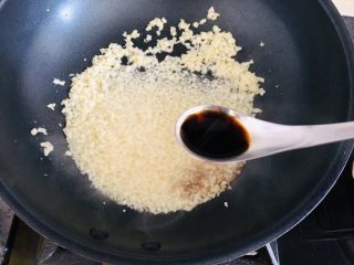 6、金针菇这样做，比肉还好吃，零失败的蒜蓉金针菇,下入一勺生抽。