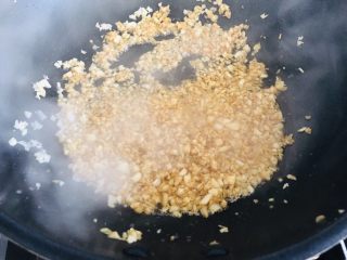 7、金针菇这样做，比肉还好吃，零失败的蒜蓉金针菇,炒均匀后关火。