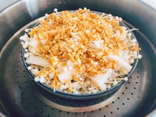 9、金针菇这样做，比肉还好吃，零失败的蒜蓉金针菇,上火蒸，水开后大火蒸15分钟。