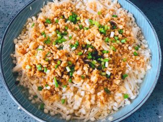 11、金针菇这样做，比肉还好吃，零失败的蒜蓉金针菇,葱花撒上，倒入烧好的汤汁。开吃吧！