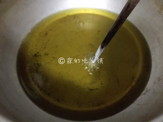 8、一朵开了花的菇  油炸椒盐金针菇,油锅烧热，拿一根筷子戳进去，筷子头边上有密集的小泡，这个温度就正好。