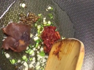 4、水煮肉片,锅中油热下入葱蒜，花椒，豆瓣酱，火锅底料，耗油