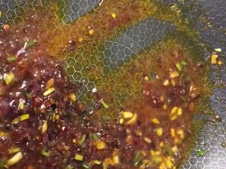 5、水煮肉片,炒出红油