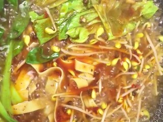 7、水煮肉片,下入自己喜欢吃的蔬菜