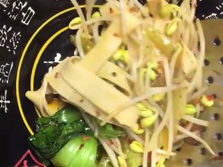 8、水煮肉片,蔬菜烫熟捞出