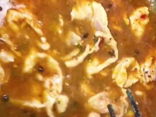 9、水煮肉片,下入肉片煮一分钟