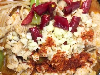 11、水煮肉片,上面放上辣椒段，蒜末，辣椒粉