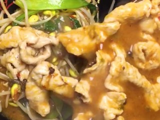 10、水煮肉片,然后连汤一起倒在蔬菜上