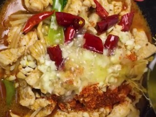 12、水煮肉片,浇上热油