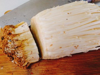 2、菌类料理+凉拌金针菇,金针菇去头