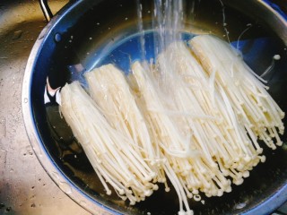 3、菌类料理+凉拌金针菇,金针菇放一大盆后放水加适量盐浸泡两分钟