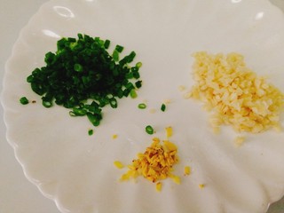 4、菌类料理+凉拌金针菇,切好蒜末，姜末 ，葱花