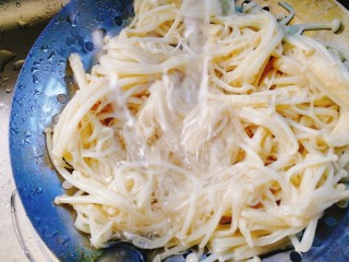 10、菌类料理+凉拌金针菇,烫好凉水冲一下，控水，挤出水份，我用的是过滤水。