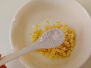 12、菌类料理+凉拌金针菇,加盐搅拌均匀。