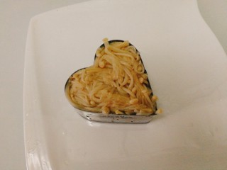 16、菌类料理+凉拌金针菇,金针菇放进模具压平。