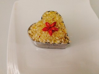 19、菌类料理+凉拌金针菇,放上小米椒，摆成花型，这个可有可无